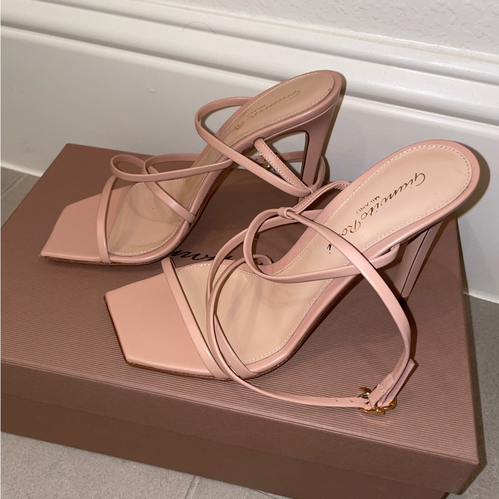 Gianvito Rossi
Crisscross Strap Leather Stilleto Sandals